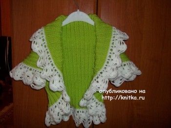 Болеро для девочки – работа Юлии. Вязание спицами.