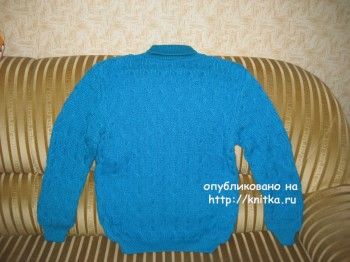 Голубой свитер спицами. Вязание спицами.