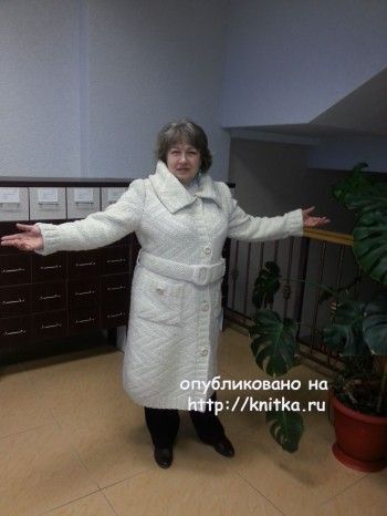 Вязаное пальто – работа Евгении. Вязание спицами.