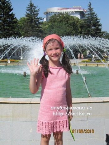 Платье для девочки спицами – работа Арины. Вязание спицами.