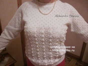 Белый ажурный джемпер – работа Александры Старовой. Вязание спицами.