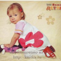 Белое платье с цветком для малышки.