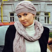 Шапка и шарф с косами.