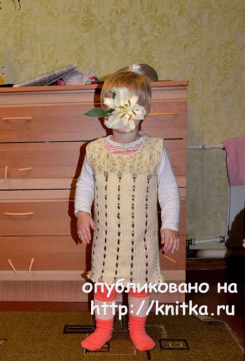 Сарафан для девочки спицами. Работа Светланы. Вязание спицами.