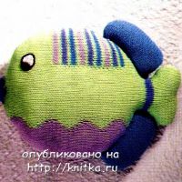 Вязаная спицами игрушка - рыба.