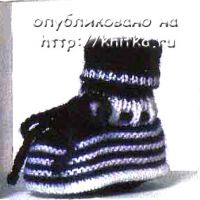Полосатые пинетки, связанные спицами.