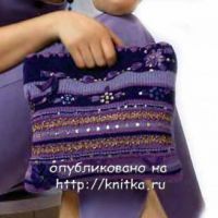 Вязаная сумочка, украшенная вышивкой.