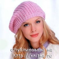 Розовый берет, связанный спицами.