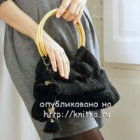 Черная сумка с круглыми ручками.