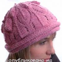 Сиреневая шапочка, связанная спицами.