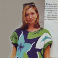 Женский пуловер с цветочным узором.