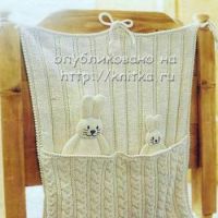 Вязаные кармашки для детской кроватки.