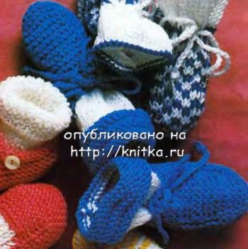 Синие пинетки для мальчика. Вязание спицами.