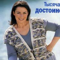 Серый жилет, связанный спицами.