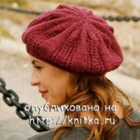 Бордовый берет, связанный спицами.