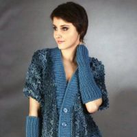 Вязаный спицами жакет и митенки.
