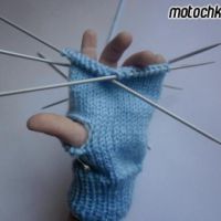 Как связать детские варежки спицами.