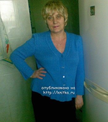 Вязаная синяя кофточка – работа Натальи. Вязание спицами.