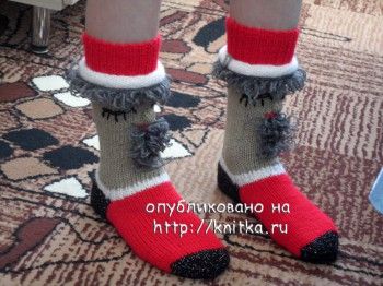 Носки – дед морозы. Вязание спицами.