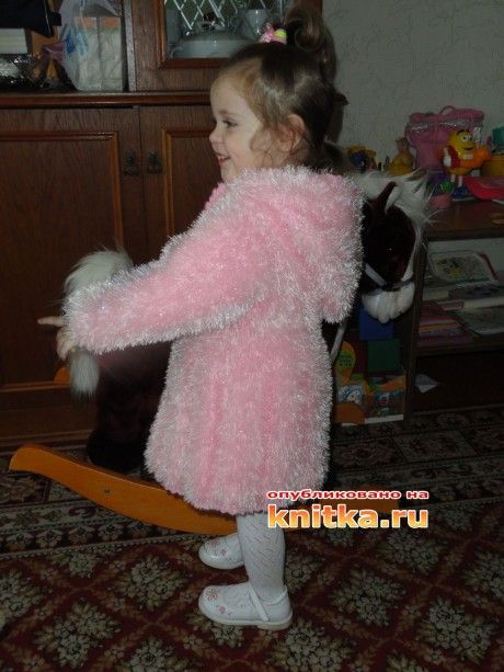вязаное пальто для девочки спицами