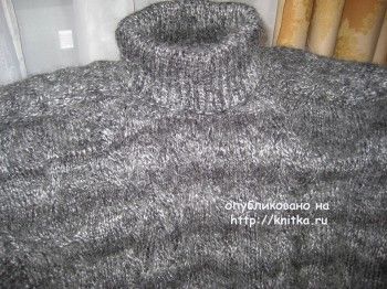 Вязаный спицами свитер
