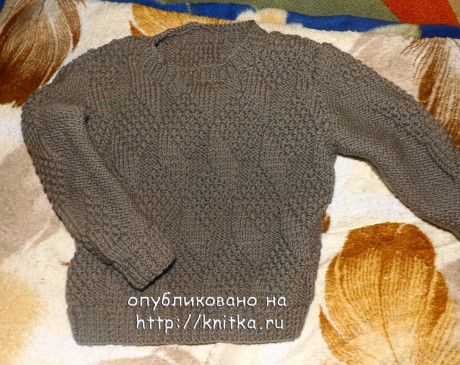 Вязаный спицами свитер для мальчика 