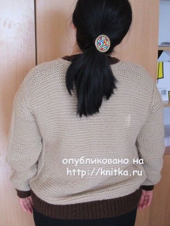 вязаный спицами женский свитер