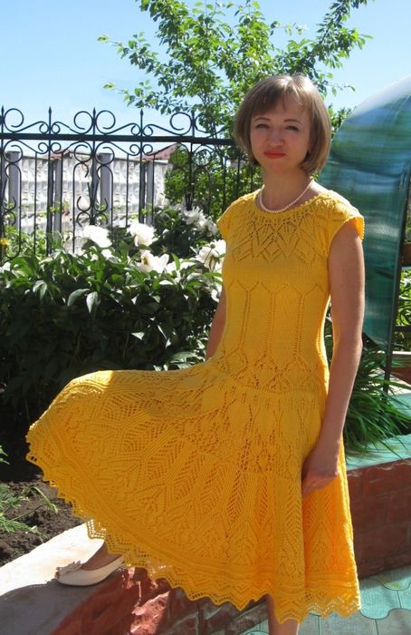 Солнечное ажурное платье спицами