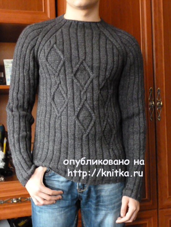 Классическая модель вязаного спицами свитера для мужчин