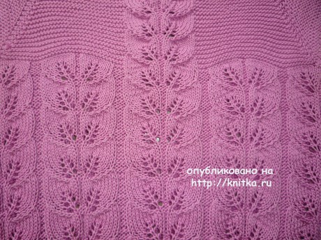 Женский топ с ажурными полосами из листьев вязание и схемы вязания