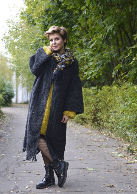 Вяжем модное пальто спицами для женщин