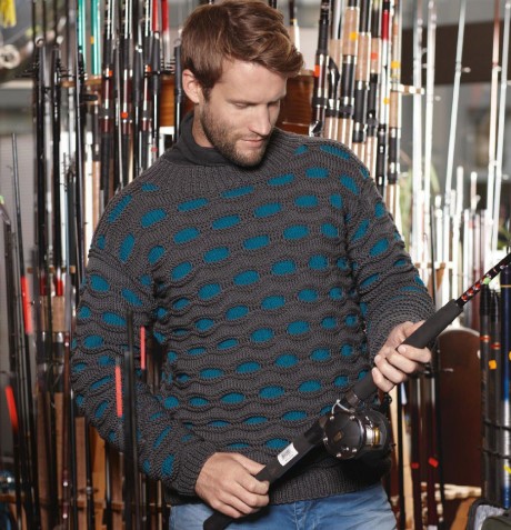 Мужской свитер с узором "соты" связан спицами