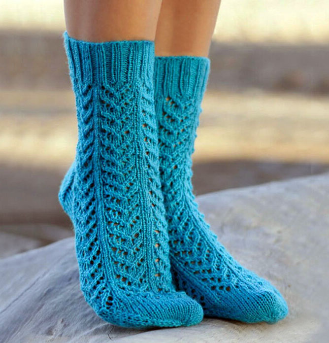 Красивые носки 5 спицами. Ажурные носки от Дропс. Носки спицами красивые. Вязаные ажурные носки. Носки спицами красивые женские.