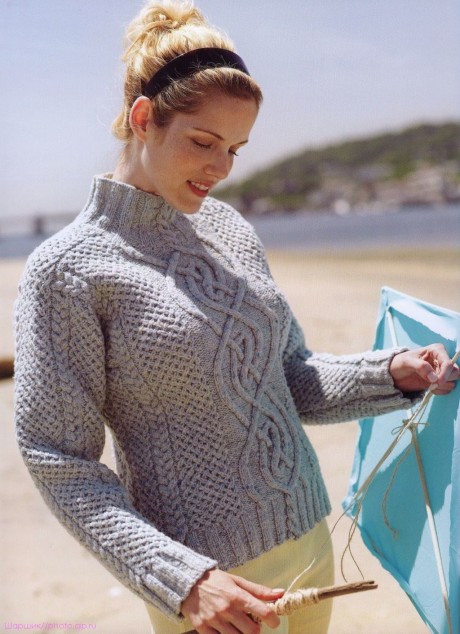 Женский свитер спицами с центральным узором и высоким горлом 0