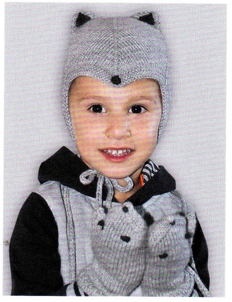 Детский комплект МЫШОНОК: шапочка, манишка и варежки спицами. Вязание спицами. 0n