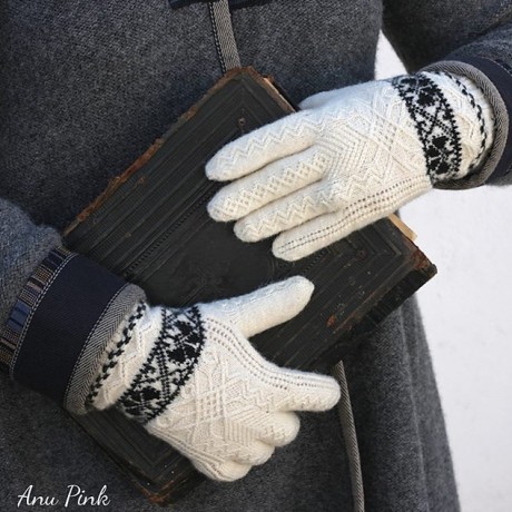 белые перчатки с красивым узором, связанные спицами