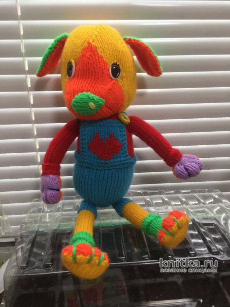 Разноцветный веселый щенок - игрушка спицами. Работа Светланы Куртаковой. Вязание спицами.