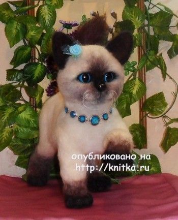 Вязаная игрушка котенок – работа Котельниковой Ирины. Вязание спицами.