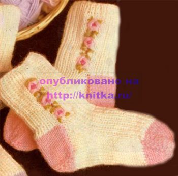 Вязаные носочки с вышивкой. Вязание спицами.