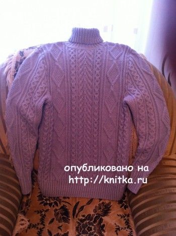 Мужской свитер спицами – работа Любови Жучковой. Вязание спицами.