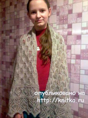 Вязаный спицами палантин Лист сирени. Работа Виктории. Вязание спицами.