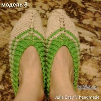 Следки связаны спицами с зелеными полосками. Работа Julia Easy. Вязание спицами.
