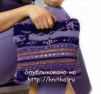 Вязаная сумочка, украшенная вышивкой. Вязание спицами.