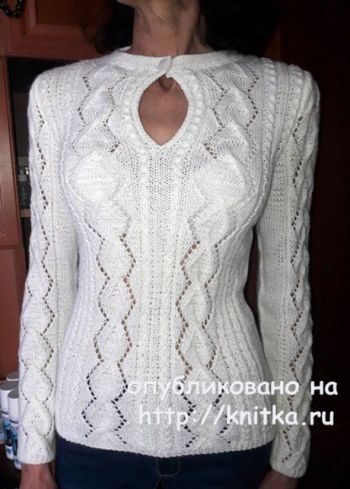 Белый пуловер с красивым вырезом связан спицами