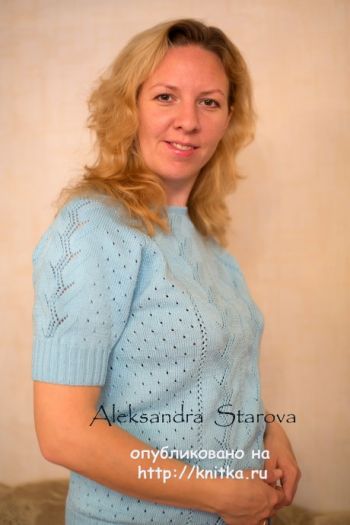 Голубой женский пуловер спицами от Александры