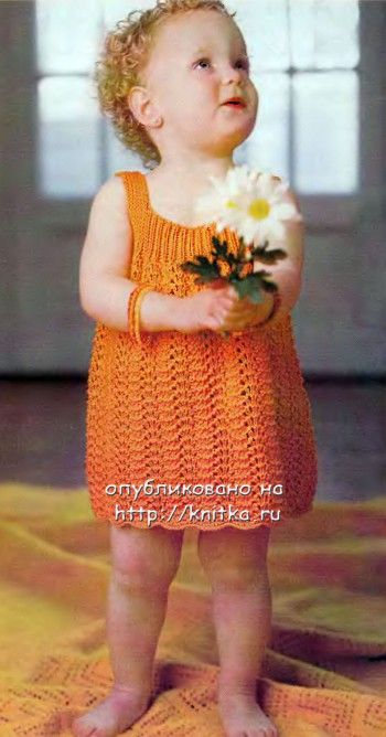 Оранжевое платье для девочки, связанное спицами