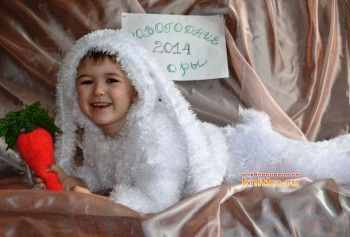 Костюм зайчика – работа Юлии. Вязание спицами.